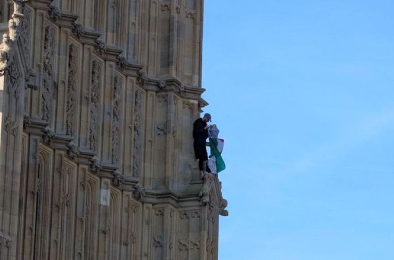 UK: Man arrested after climbing up Big Ben Tower with Palestinian flag
