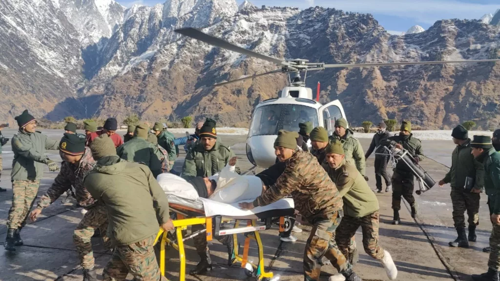 Rescue by helicopter on March 1 after the Uttarakhand avalanche on February 28