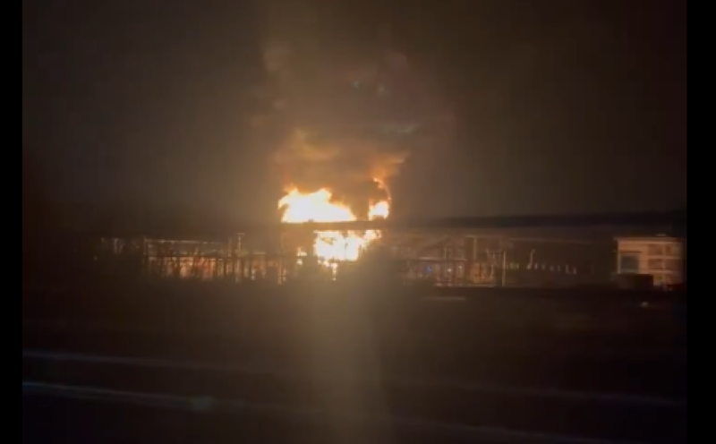 Massive fire breaks out at London electric substation 