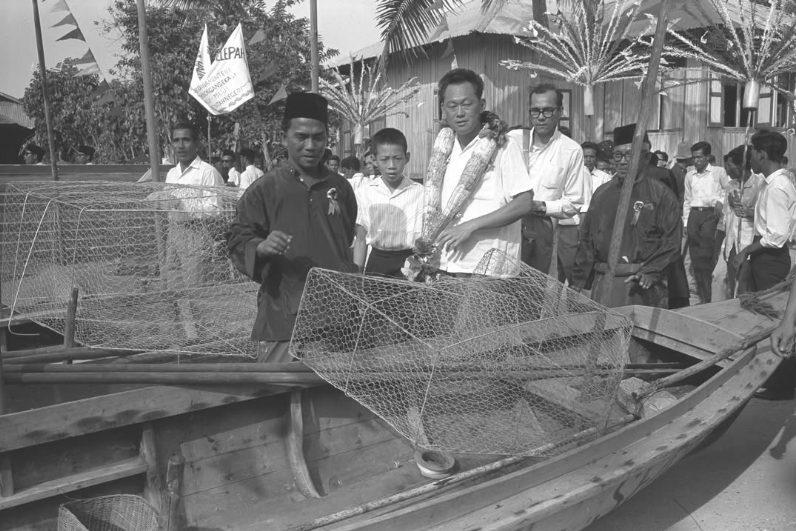 Lee Hsien Loong as a boy with his father Lee Kuan Yew in 1963
