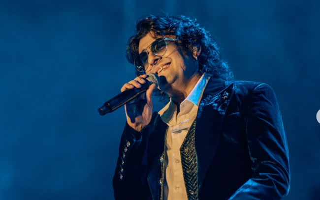 Sonu Nigam stops concert midway after some unruly students throws stones and bottles at him