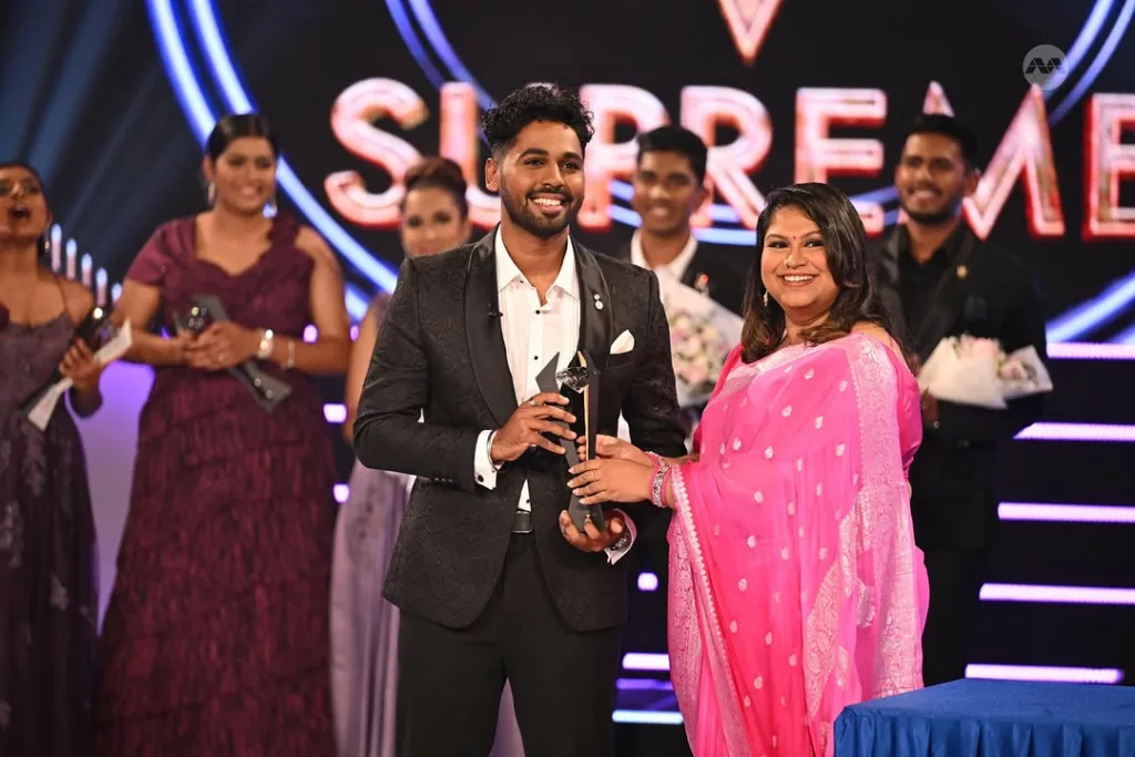Yugesh Kannan receiving the winner's trophy. Photo courtesy: www.instagram.com/ungalukkaga.mediacorp