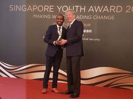 Dr Hamid Razak receives the Singapore Youth Award in 2018
