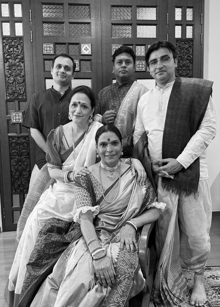 The Charulata cast. (Top l-r) Swapnil Lakhe as Umapada, Lagnajit Patnaik as Bhupati, (middle) Nidhi Chopra Khanna as Mandakini, Saurabh Sardana as Amal, (centre) Charu Madan as Charulata. Photo courtesy: Gauri Shrisvastava Gupta