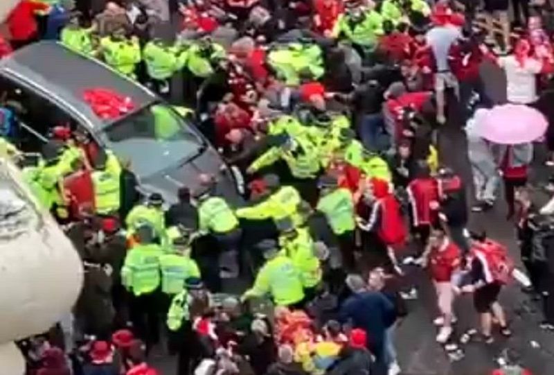 UK: Dozens hurt after car ploughs into pedestrians during Liverpool FC’s parade, one arrested