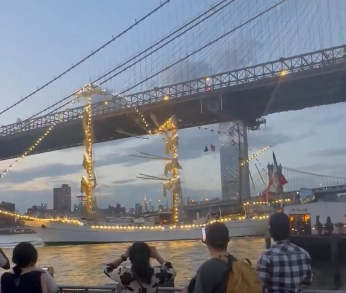 USA: 2 dead after Mexican Navy ship carrying over 200 people hits Brooklyn Bridge in New York