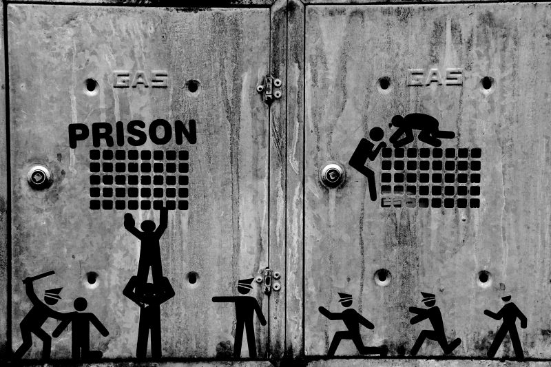 At least one prisoner died and more than 200 of them escaped from a Pakistani prison on Monday