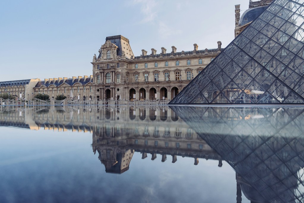 The Mona Lisa moan: Paris icon Louvre shuts doors after staff overwhelmed by tourist numbers