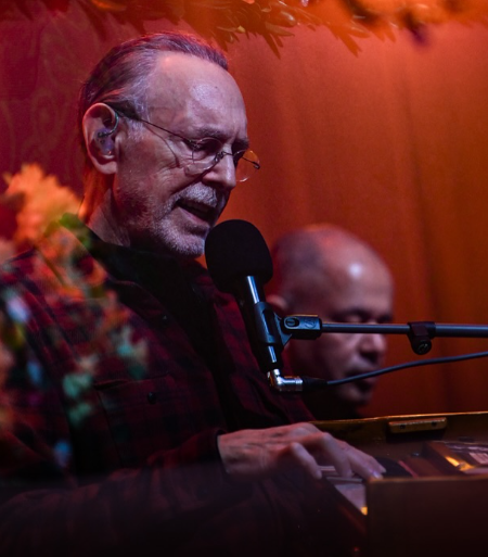 Krishna Das, American kirtan singer hailed as “chant master”, joins yoga project for favelas of Brazil