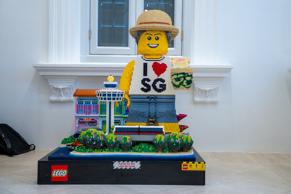LEGO celebrates Singapore’s 60th birthday with record-breaking mural and heritage showcase