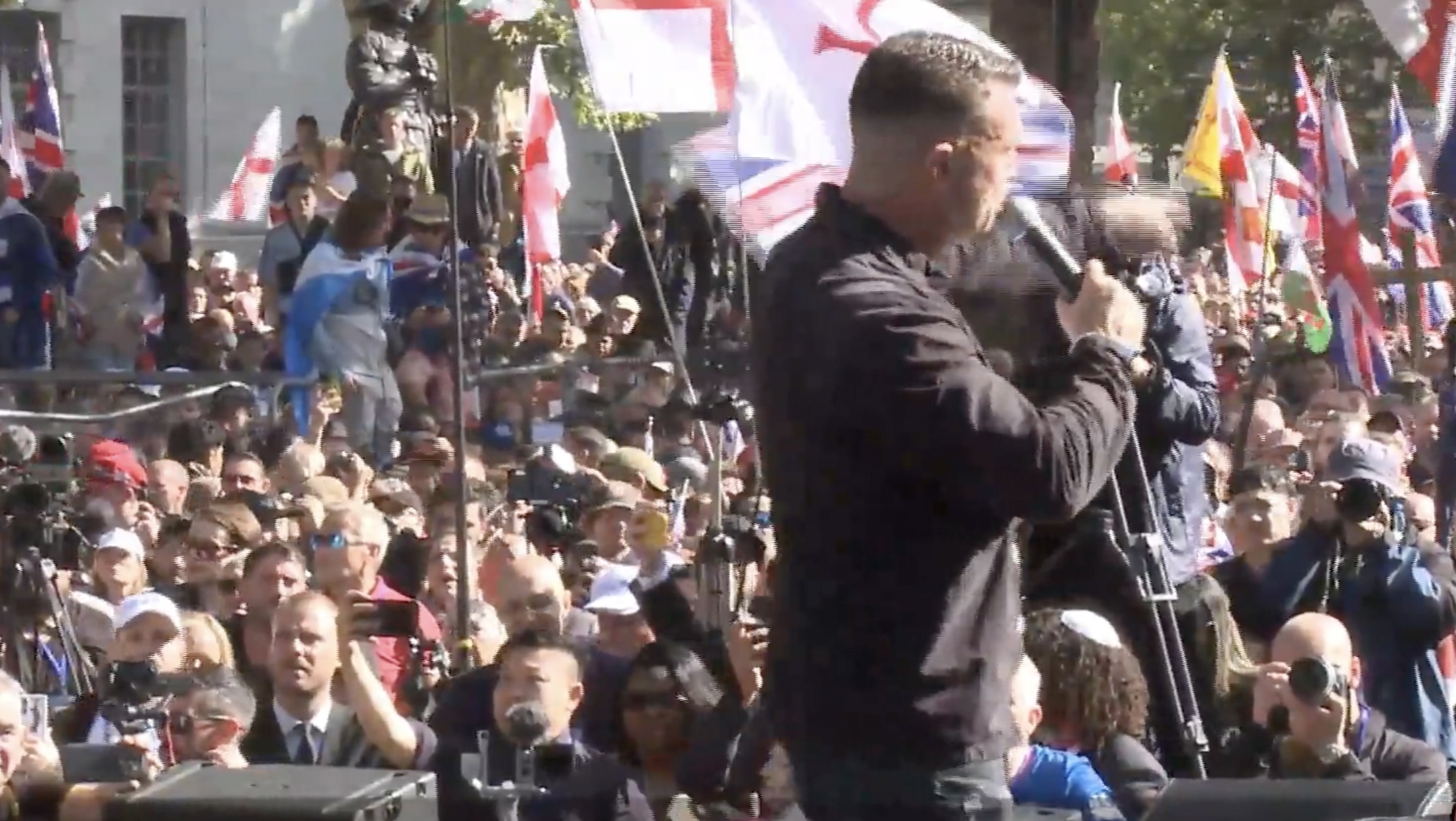 London witnesses massive anti-immigration march by far-right, counterprotest; several cops injured